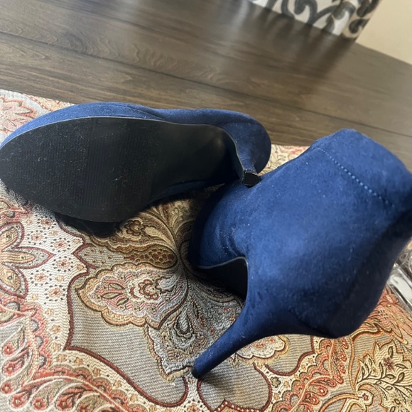 New Blue faux suede booties size 7 - Picture 2 of 5